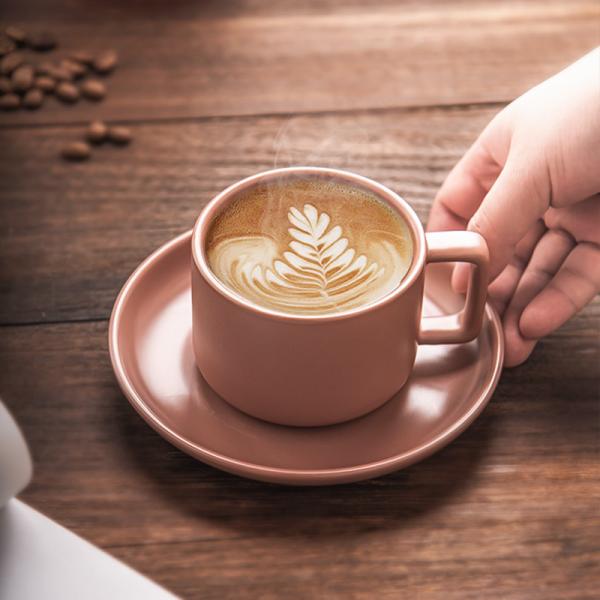 Tipos de copos de bebida pratos de cerâmica feitos à mão taças de café e pratos para chá da tarde