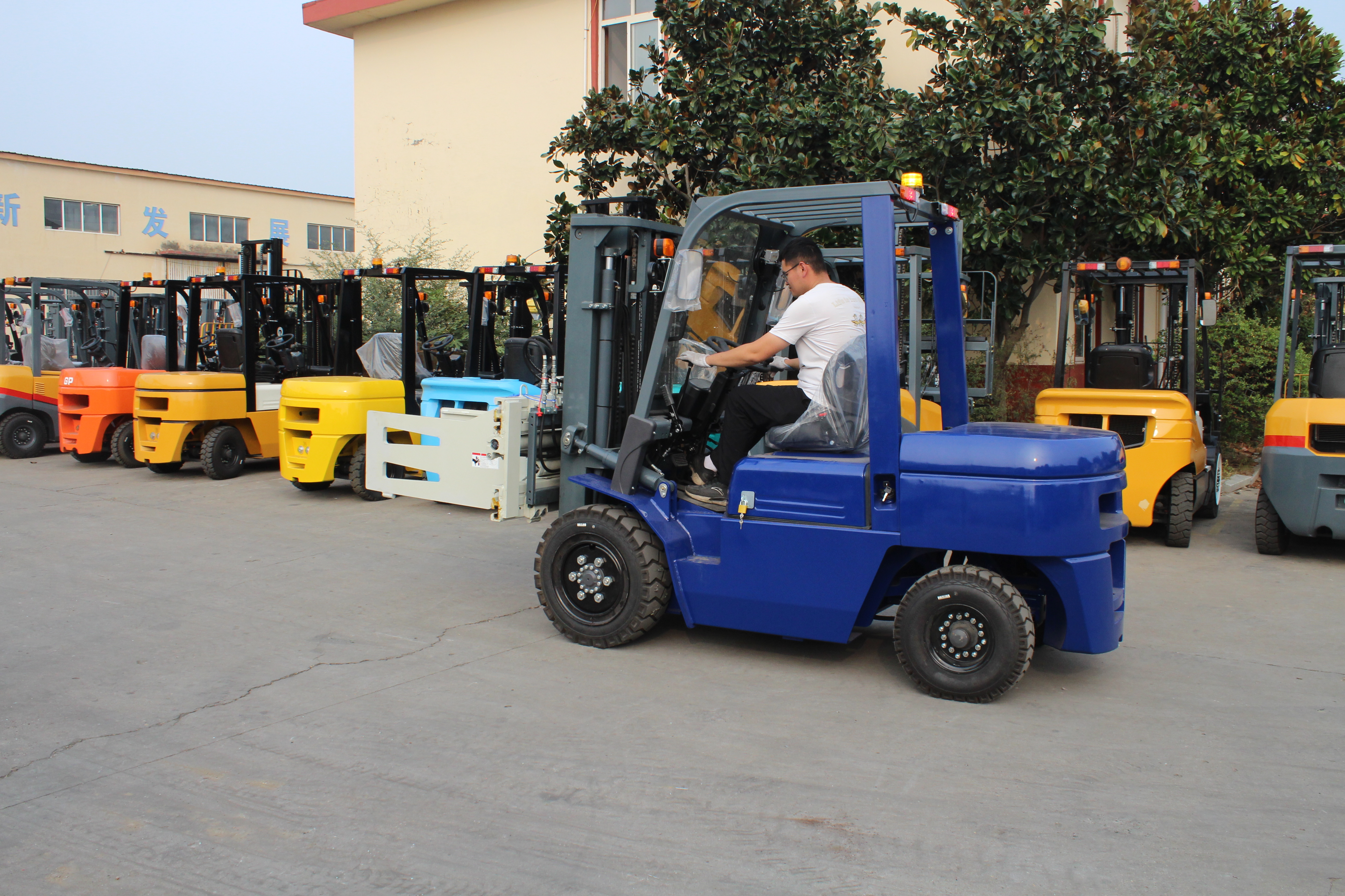 1.5T-3.5T Diesel Forklift Truck with China Xinchai Engine and Boltless Unibody Design