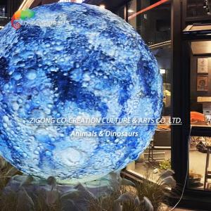 夢幻的な月の彫刻：クレーターテクスチャの月像、夢のような青のグラデーション