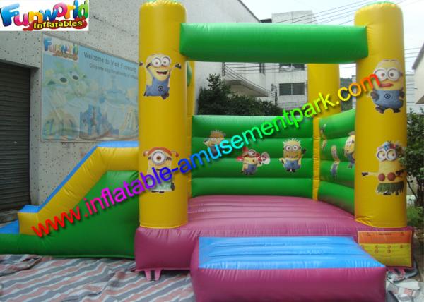 A corrediça inflável do leão-de-chácara do sequaz, fortifica o verde combinado das unidades/amarelo