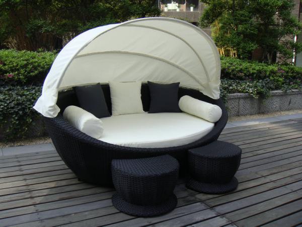 Luxury Comfortable Roofed Cane Daybed , Wicker Garden Oval Daybed