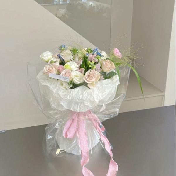 Transparent waterproof thickened flower wrapping paper, flower art materials, water-retaining cellophane wholesale