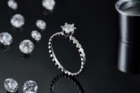El diseño el compromiso blanco de Moissanite de 1.16CTW Wavilion y de Sapphire Platineve Diamonds Jewelry para las mujeres suena