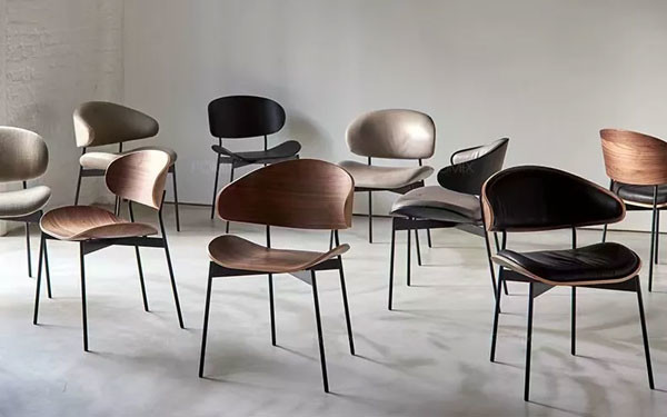 La cena europea del café del hotel del estilo preside las piernas de cuero del metal acentúa la silla