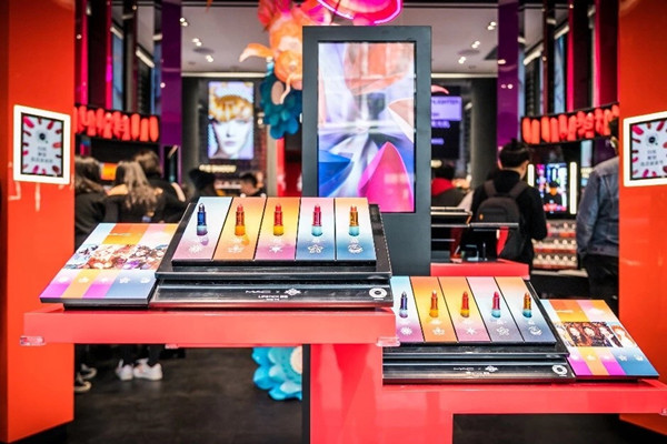 High Performance Interactive Showcase For Shoes / Bags Store 500 Cd/M2 Display