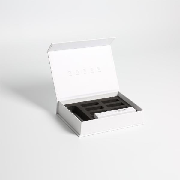 Boîte cadeau électronique magnétique personnalisée avec forme rectangulaire et insertion personnalisable pour une présentation élégante