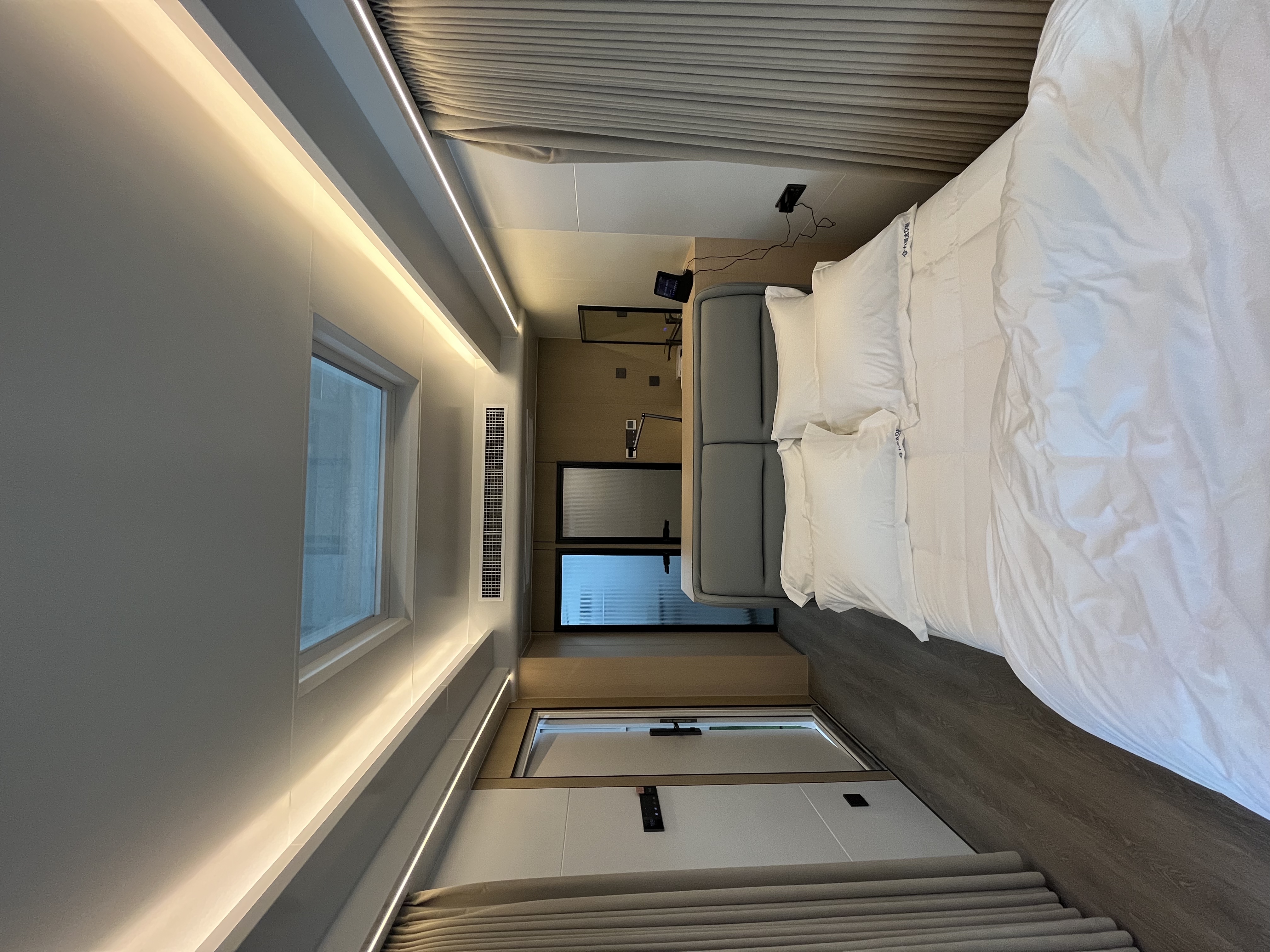 Durable Knockdown Design Tiny Solar-Powered Capsule House Made of Sandwich Panel Material with Steel Frame for Office Villa Use