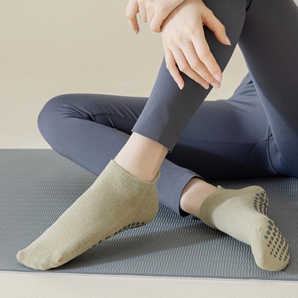 Des chaussettes de yoga non glissantes en coton sur mesure pour femmes, des chaussettes de yoga sportif, des chaussettes de pilates