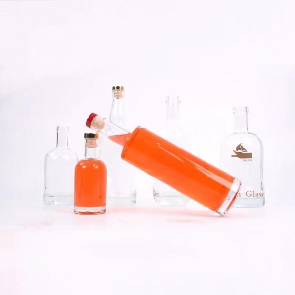 Aparência delicada Garrafa de vidro alta para uísque Liquor Super material de vidro flint