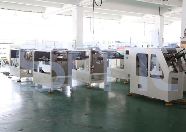 Bobina de alumínio e cunha do fio que introduzem a máquina para o estator do motor de indução