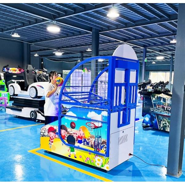 Дети машины баскетбола детей паркуют игру спорта занятности эксплуатируемую монеткой