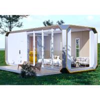 Cadre en acier galvanisé et panneau métallique sculpté incorporé dans la structure de la cabane Apple