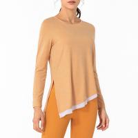 Le yoga nu orange gainent longtemps le T-shirt respirable irrégulier des sports des femmes supérieures