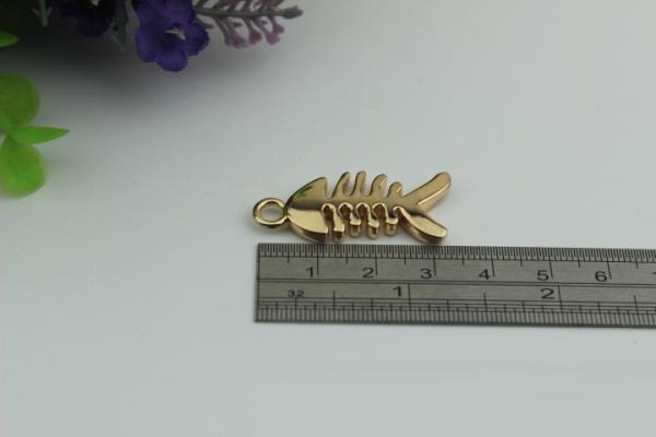 Small light gold fish bones pattern zinc alloy metal handbag logo label tags for sales