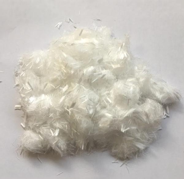 Fibre synthétique haute résistance pour textiles techniques brillants et durables