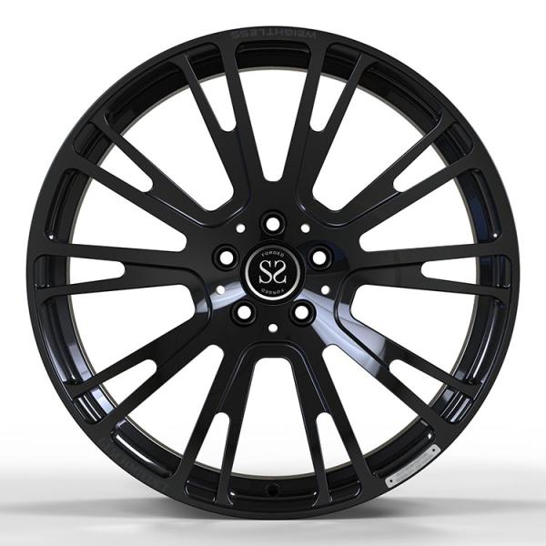 Benz C63 расположил ступенями выкованные колеса Monoblock 20 и 21 дюйма