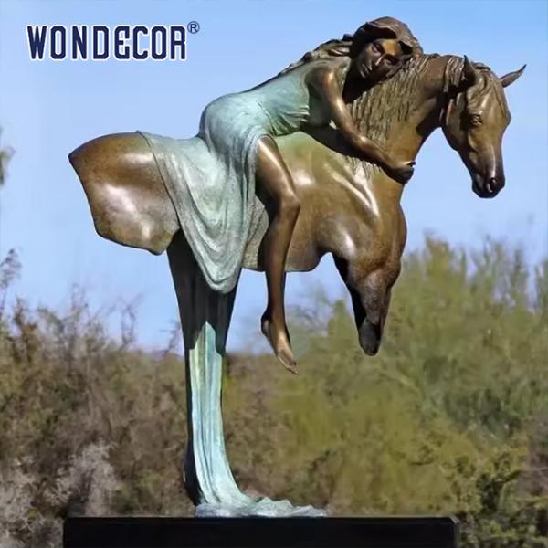 Uma escultura de cobre de uma menina em um grande cavalo de metal