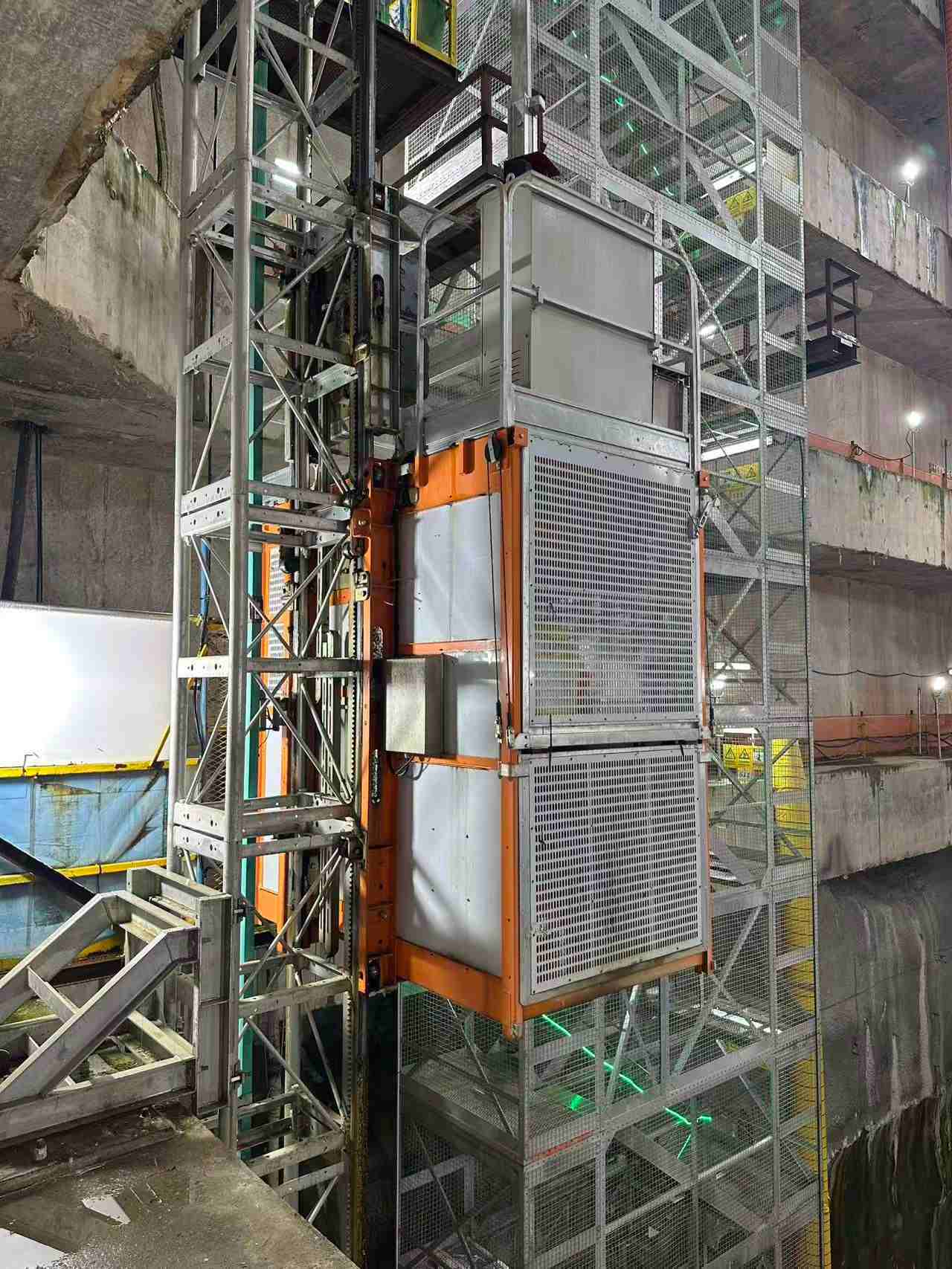 Reverse type building hoist Q345B Steel 1000kg Material Rack And Pinion Hoist Lift For Tunnel