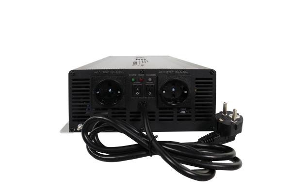 C.C. solar do inversor 12V do carregador de bateria das ligações iniciais a C.A. 220V fora da grade