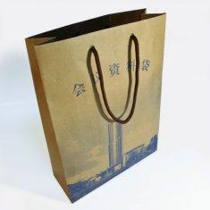 Impression brune faite sur commande de sac de transporteur de journal de papier d'emballage de couleur avec des poignées