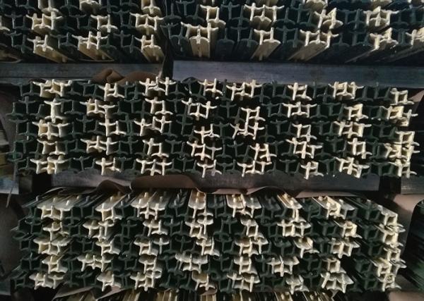 Heavy Duty Metal T Post / Green Fence Post Low Carbon Steel Material