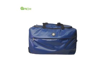 Na linha o plutônio das rodas do patim rodou o saco de rolamento da bagagem do Duffle