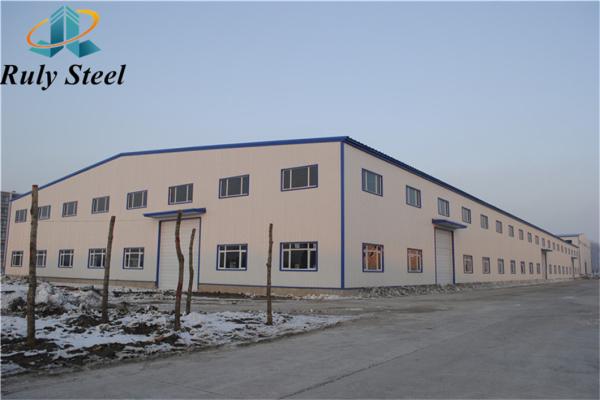 Entrepôt préfabriqué en structure d'acier avec design industriel
