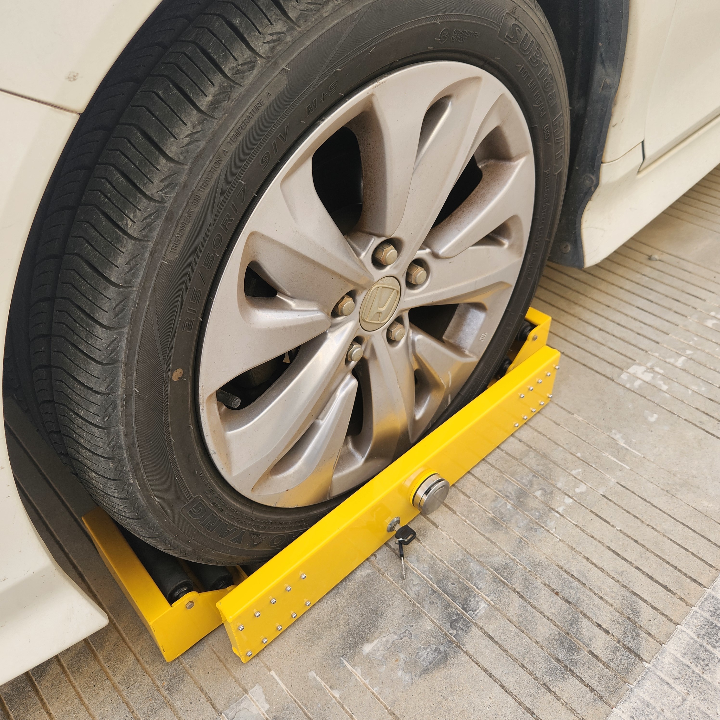 Traffic Yellow Anti Sliding 5KG Wheel Clamp for Secure Parking and Theft Prevention
