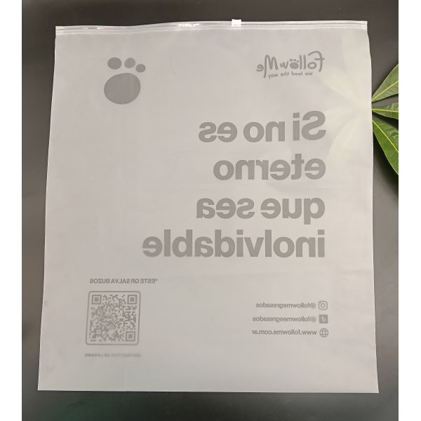 Sacs d'emballage CPE à gravure personnalisés de différentes tailles pour le stockage des vêtements