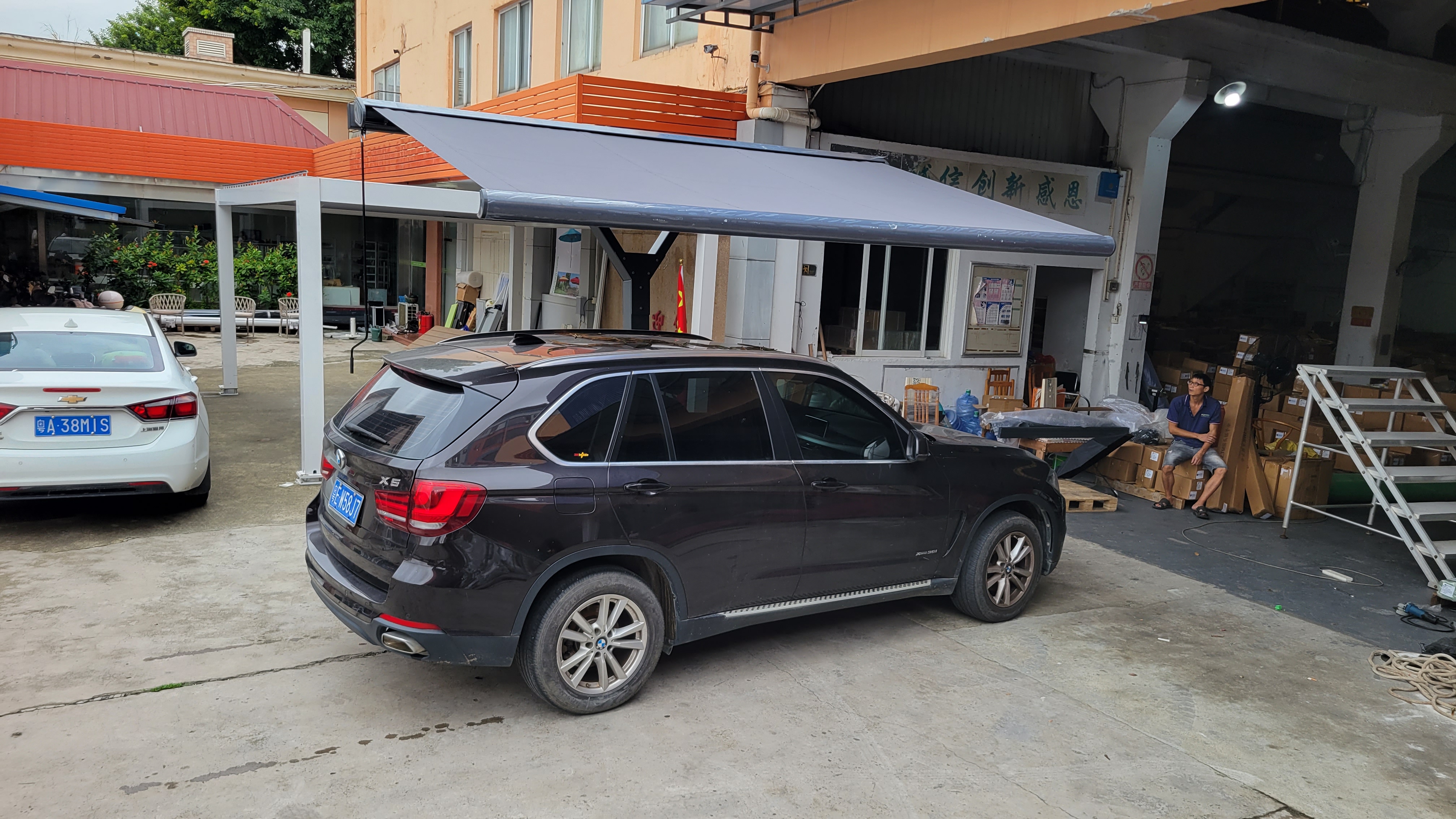 Luxury Freestanding Full Cassette Awning - Weatherproof RetractableShade for Garden & Terrace
