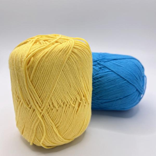 Le bébé main-bras tricotent le fil a mercerisé des fils de coton font du crochet le coton 100%