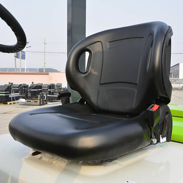 Mast 4.5m Forklift Truck Solid Tires Four Wheels 3.5T Lithium Battery Forklift