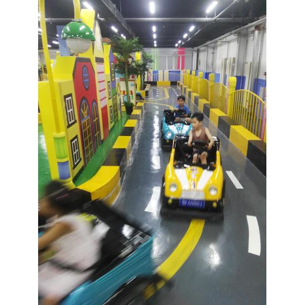 Auto de escuela de conducción para niños con cinturón de seguridad y mando a distancia