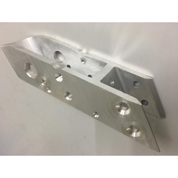 Части КНК небольшого микро- алюминия мотоцикла подвергая механической обработке с митрой увидели/чамфер