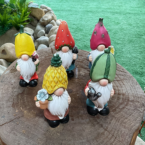 Сад гончарни гнома орнаментирует множественные керамические статуи сада Lifelike