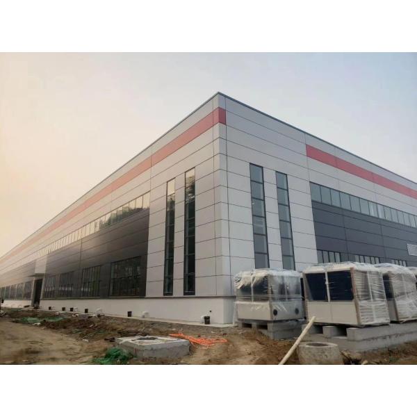 Edificio de acero contemporáneo con aislamiento de lana de roca y paneles sandwich de techo / pared