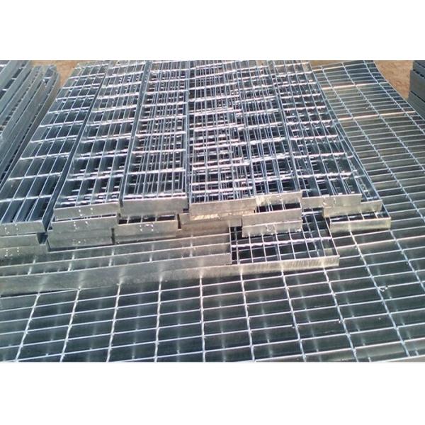 Решетка слабой стали цвета собственной личности, подъездные дороги пожарной кома