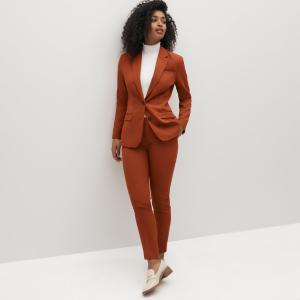 As mulheres à moda formais alaranjadas queimadas serem o Spandex de 5%