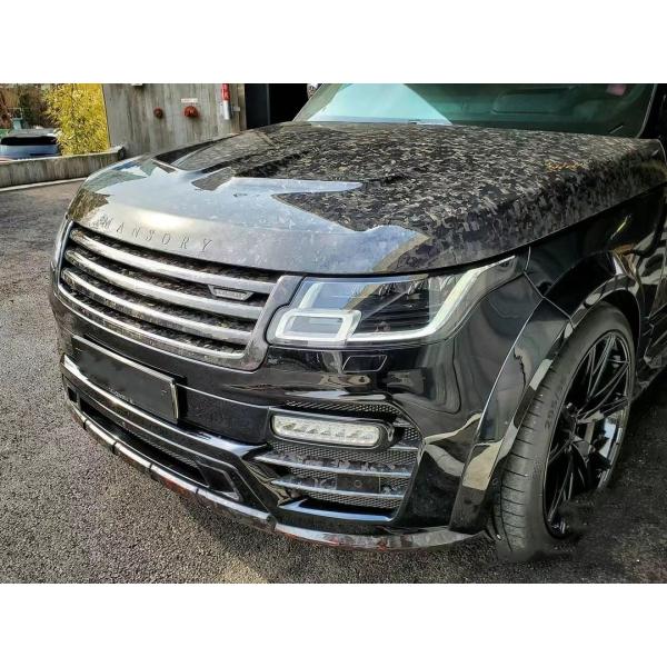 Le Range Rover noir est équipé d'un kit large en fibre de carbone de 240 mm.