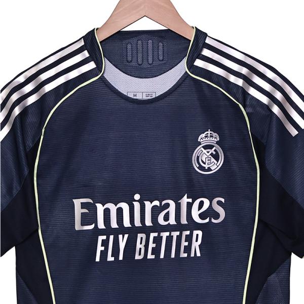 Le Real Madrid 2025-2026 Joueur de football à l'extérieur