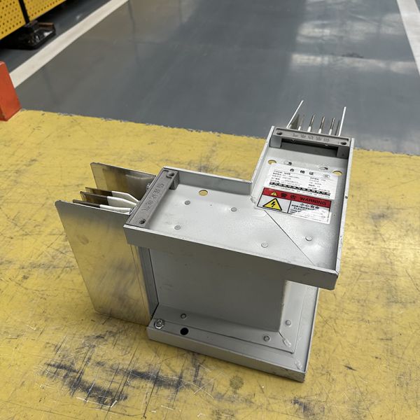 Canalisation électrique compacte basse tension et système de câbles avec enveloppe en cuivre efficace