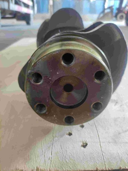6136-31-1110 Komatsu Engine Crankshaft 6d105 Material Cast Quenching Treatment