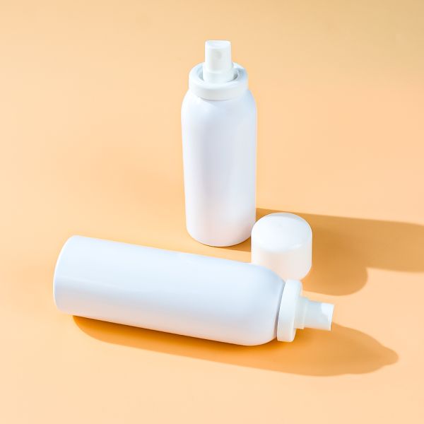 White Plastic Spray Bottle with Fine Mist Sprayer and Leak-Resistant Pump for Customizable Skincare and Haircare Applications