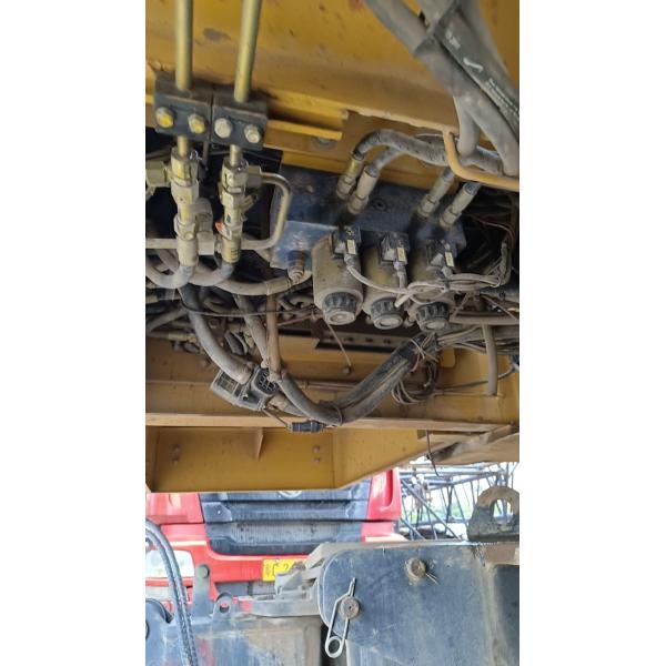 Yellow Xg Heavy Duty 100 Ton Crawler Crane Easy To Operate Large Crawler Crane
