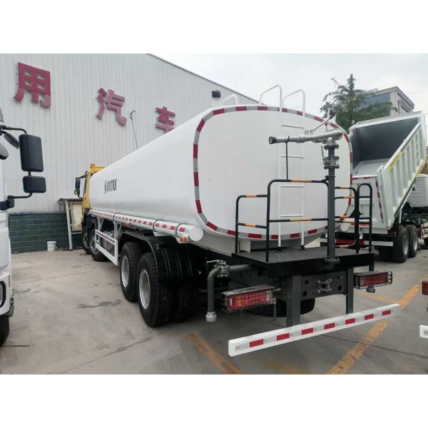 Heavy-Duty 10000L Capacity Water Tank Truck with Bidirectional Dumping and Sinotruk HOWO Chassis
