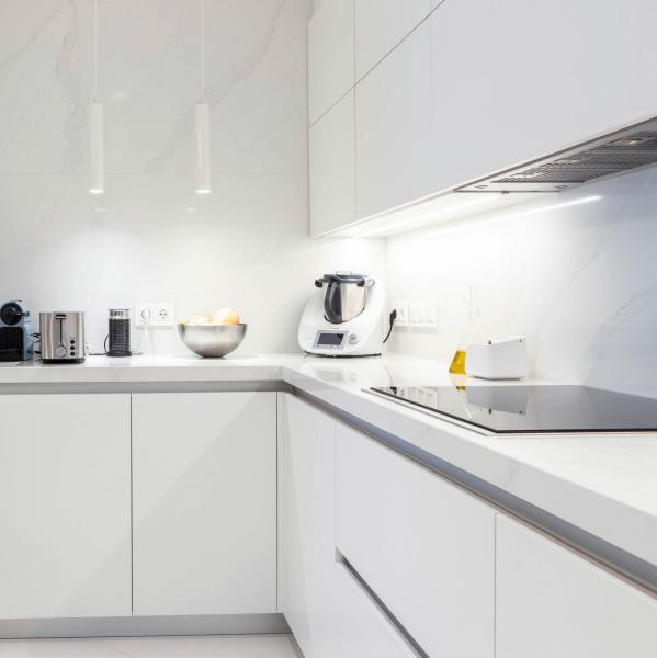 Floor To Ceiling Modern Matte White Lacquer Paint Kitchen Cabinet
