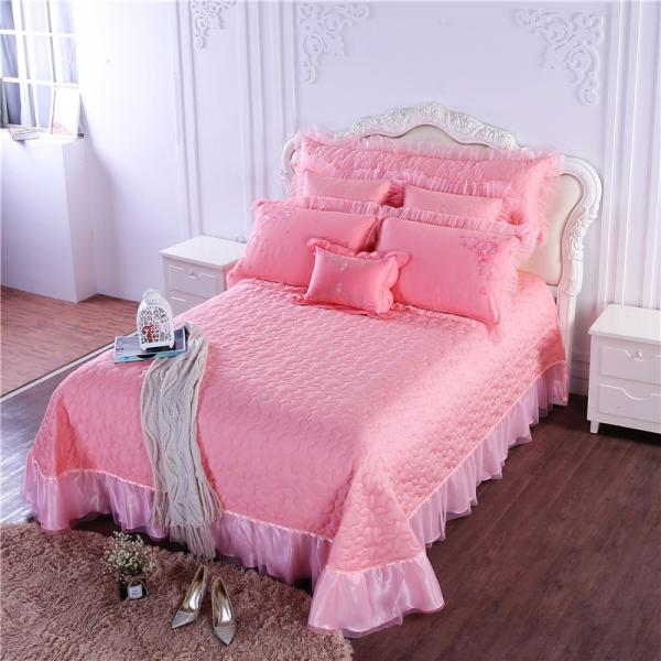 Un ensemble de lit de mariage de luxe en quatre pièces avec couette imprimée et feuille de couette 100% coton