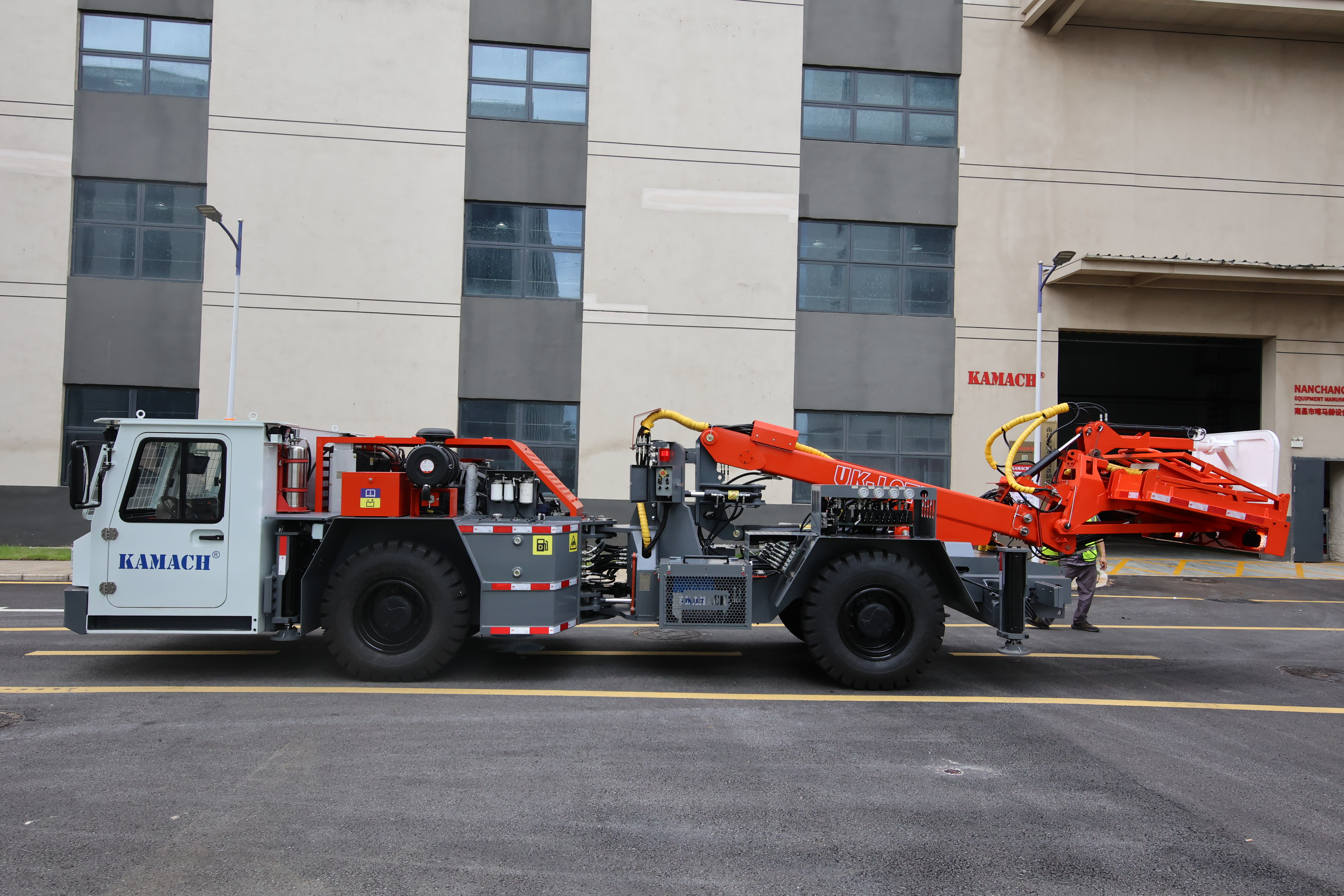 UK-10TB UNDERGROUND SERVICE VEHICLE WITH TELESCOPIC LIFT
