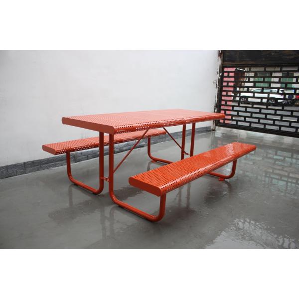Наружный металлический пикник с двумя скамейками, установленными на поверхности