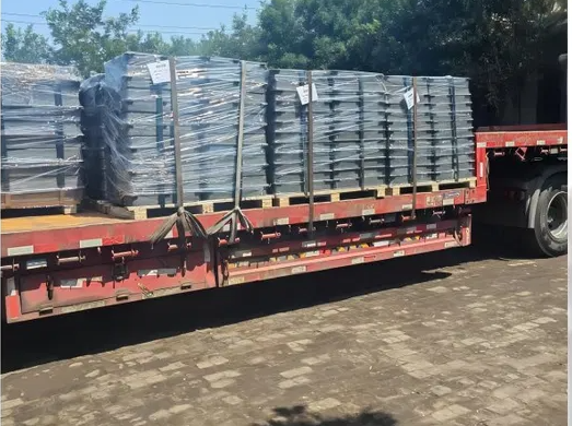 Rejilla de alcantarilla cuadrada de hierro fundido antideslizante con superficie pintada para el paso seguro de peatones y vehículos